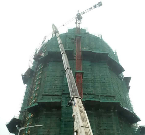 全南吊车在工地上作业